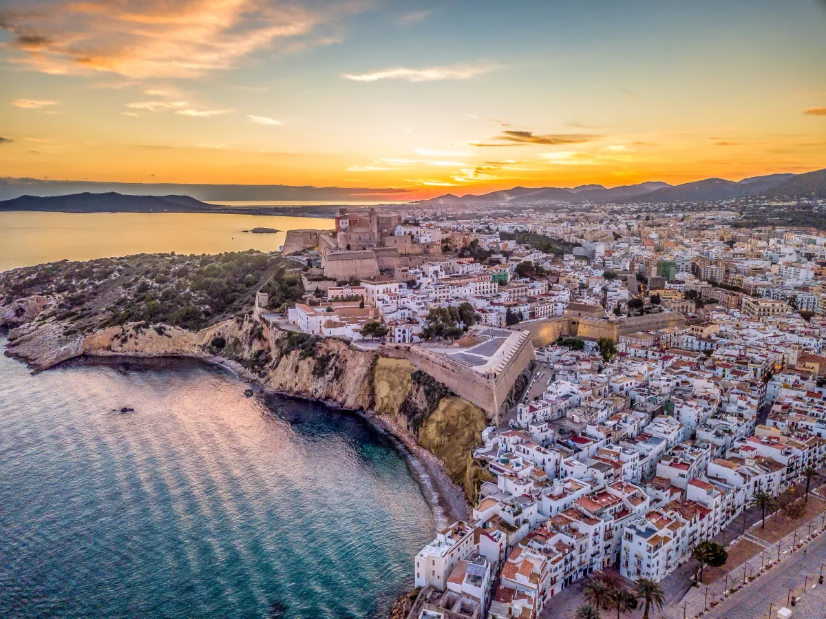 Costa e cidade histórica na seleção oficial Crystal para o Mediterrâneo
