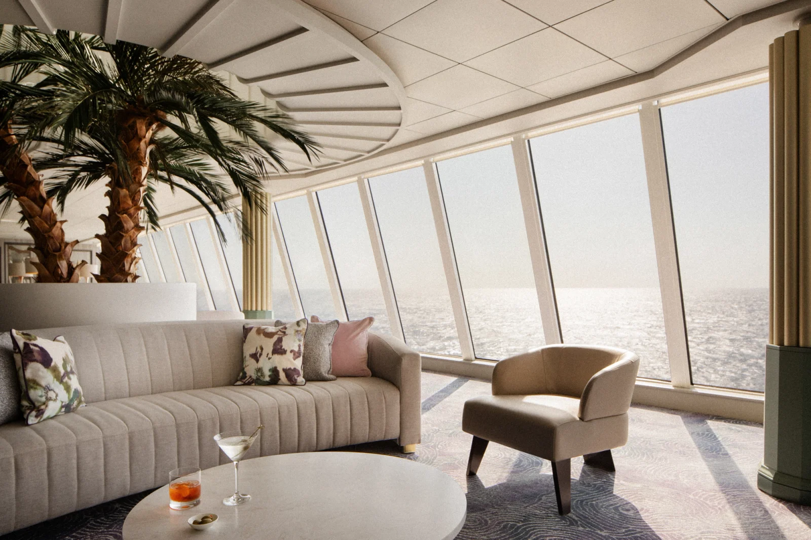Poltronas e janelas voltadas para o mar no Palm Court do Crystal Serenity
