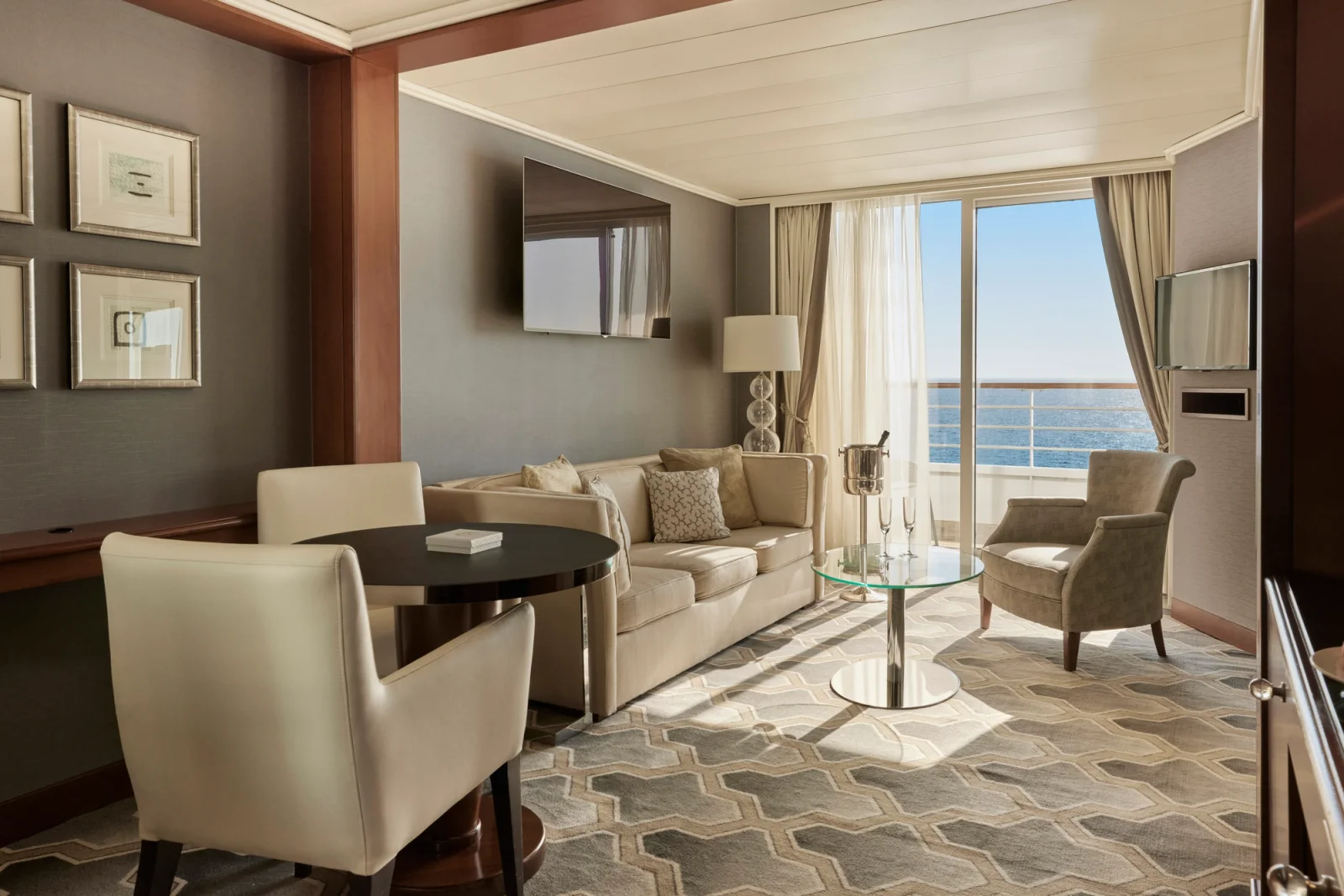 Sala da Sapphire Veranda Suite Classic, deck 11 do Crystal Serenity