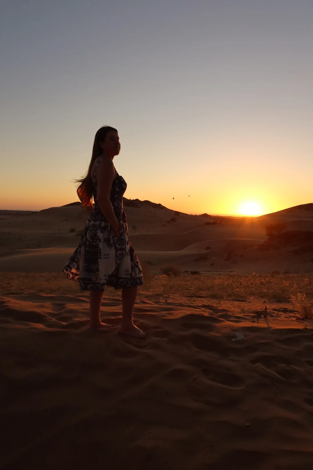 Fernanda nas dunas do deserto ao pôr do sol