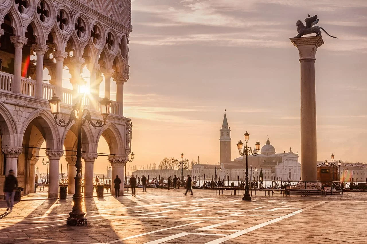 Arquitetura de Veneza iluminada pelo pôr do sol