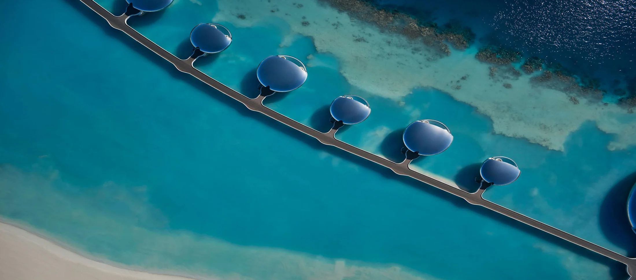 Villas espelhadas do Shebara sobre as águas turquesa do Mar Vermelho