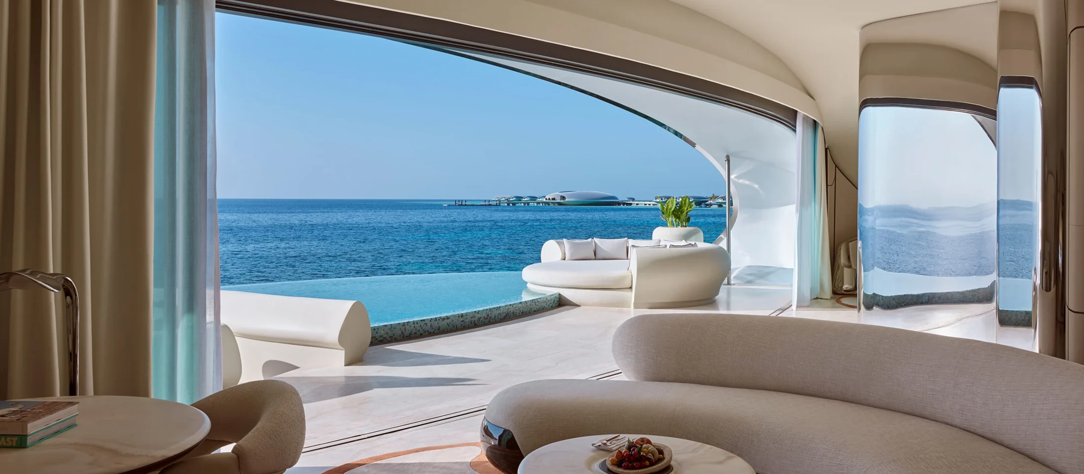 Vista de dentro da villa do Shebara para a piscina privativa e o Mar Vermelho