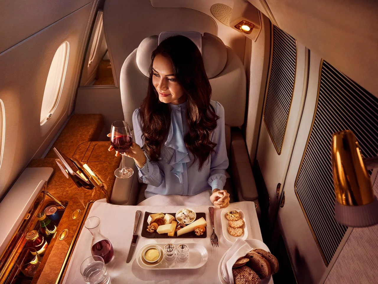 Refeição na suíte de primeira classe do A380 da Emirates