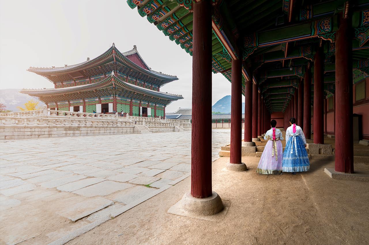 Hanbok women at Gyeongbokgung Palace in Seoul